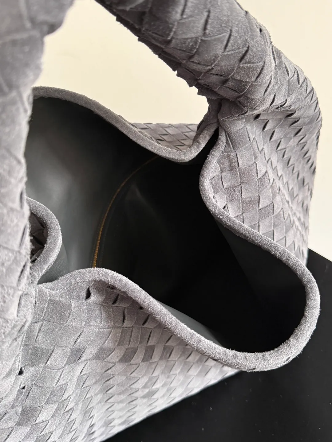 Batch 2160 I seem to be obsessed with this bag from BV recently ~ The new Hop is really not too beautiful. The whole bag has no seams. The bag body and handles are made of one piece of leather. It embodies the style and essence of Bottega Veneta. It truly represents craftsmanship and creativity. The large size has a very loose and lazy upper body. Big bag lovers will definitely not regret buying it. Style number: 763970 Size: 53*24*13cm